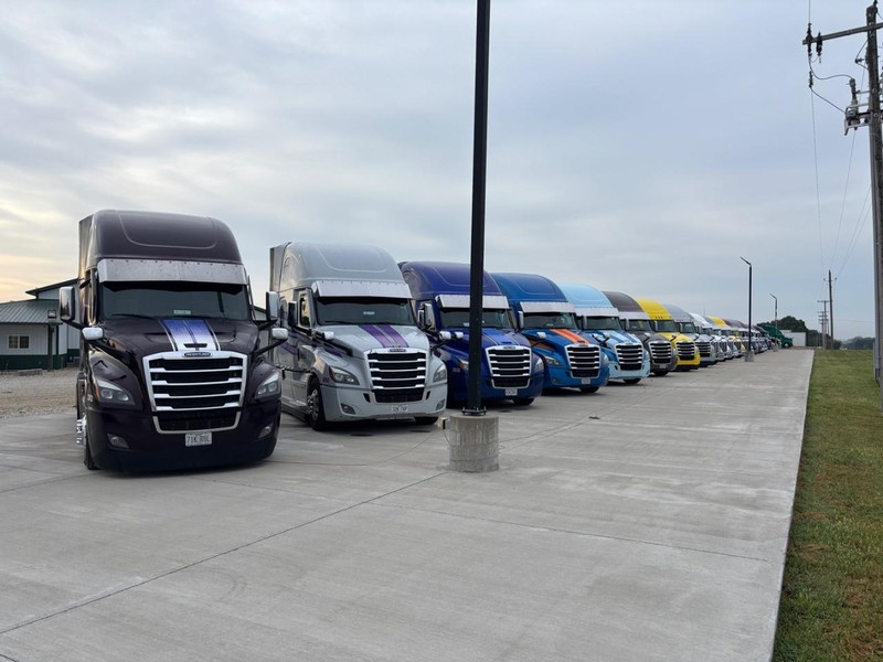 Freightliner CASCADIA Vehicle Full-screen Gallery Image 06