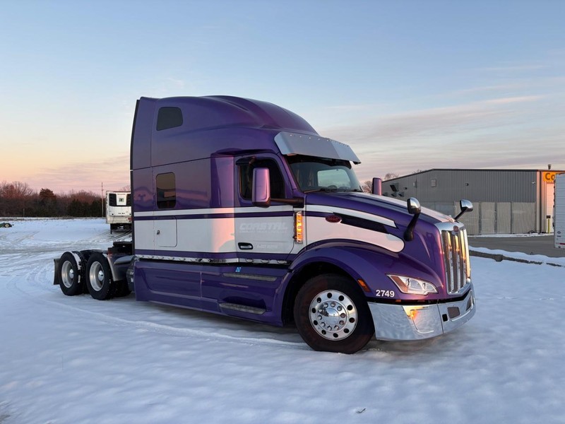 Peterbilt 579 Vehicle Full-screen Gallery Image 01