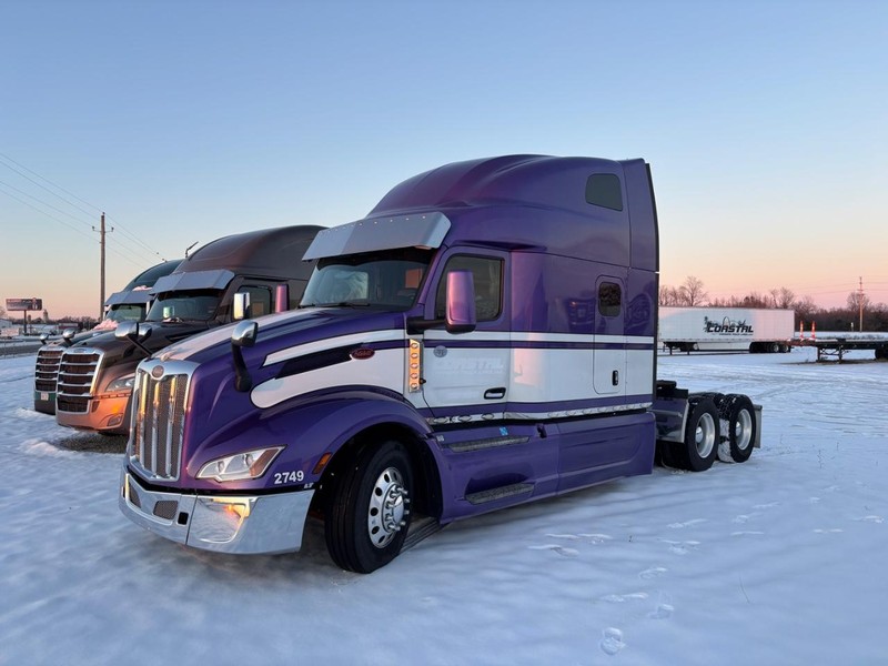 Peterbilt 579 Vehicle Full-screen Gallery Image 02