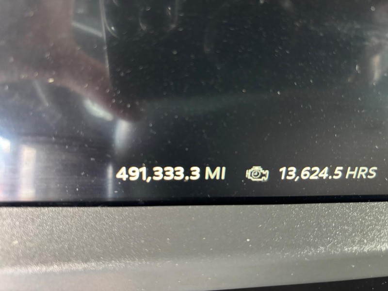 Peterbilt 579 Vehicle Full-screen Gallery Image 03