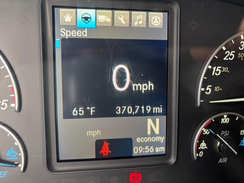 Freightliner CASCADIA Vehicle Full-screen Gallery Image 02