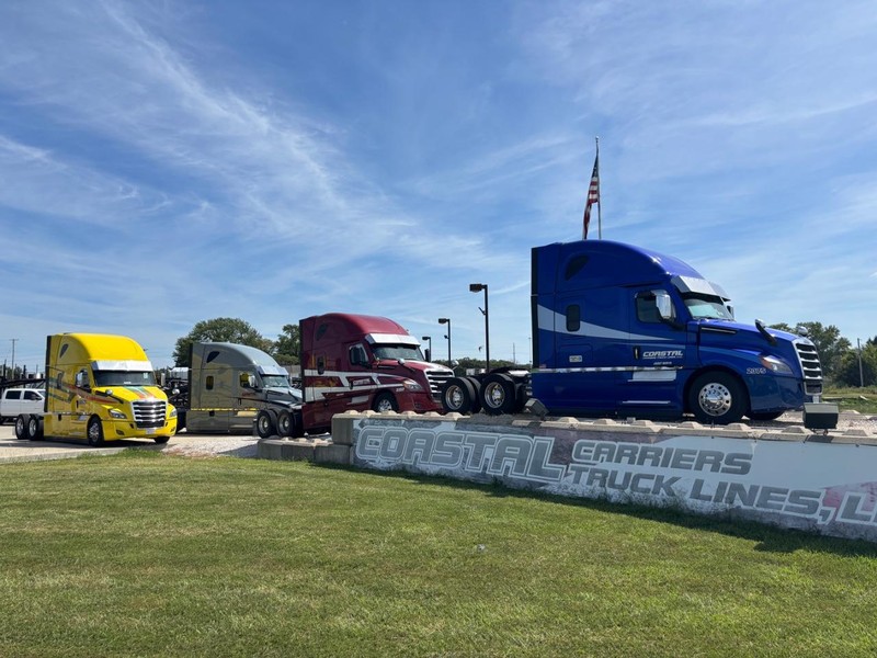 Freightliner CASCADIA Vehicle Full-screen Gallery Image 03