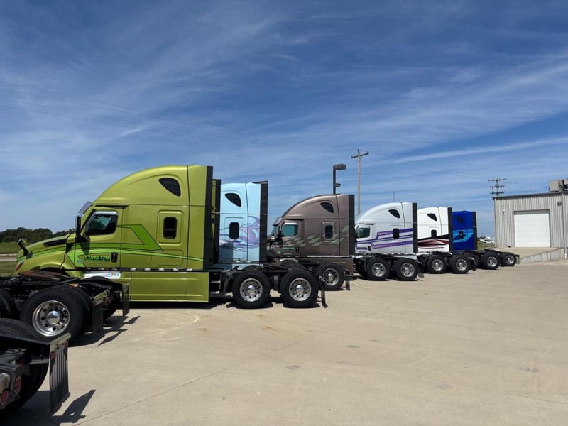 Freightliner CASCADIA Vehicle Full-screen Gallery Image 04