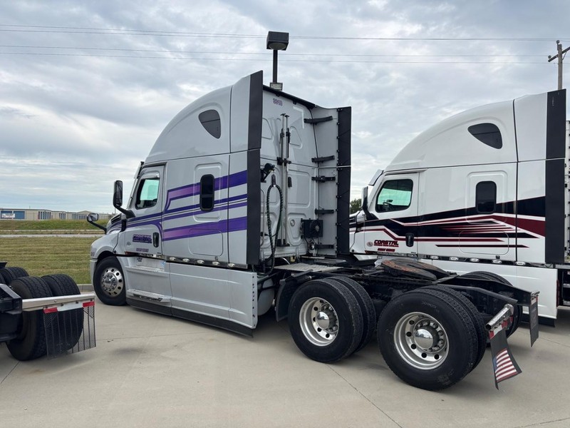 Freightliner CASCADIA Vehicle Full-screen Gallery Image 02