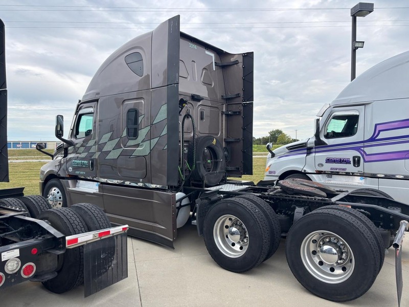 Freightliner CASCADIA Vehicle Full-screen Gallery Image 02