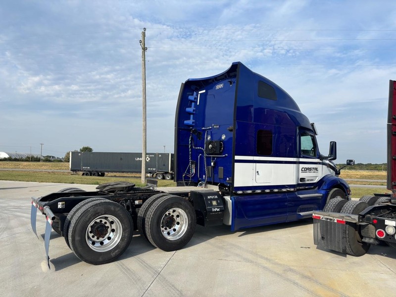 Peterbilt 579 Vehicle Full-screen Gallery Image 02