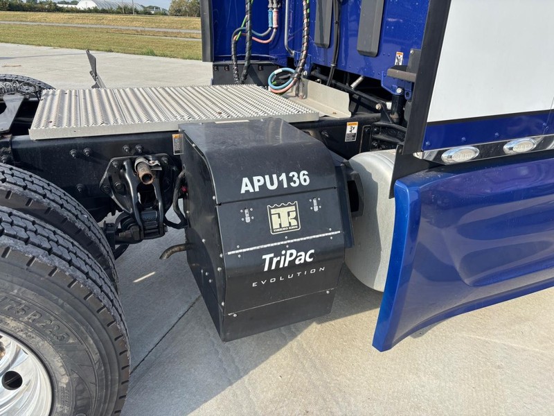 Peterbilt 579 Vehicle Full-screen Gallery Image 03