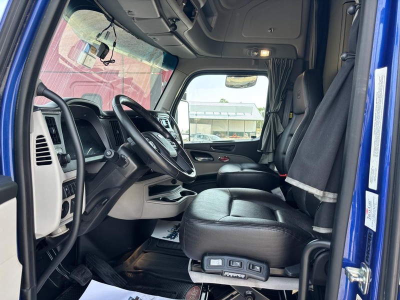 Peterbilt 579 Vehicle Full-screen Gallery Image 04