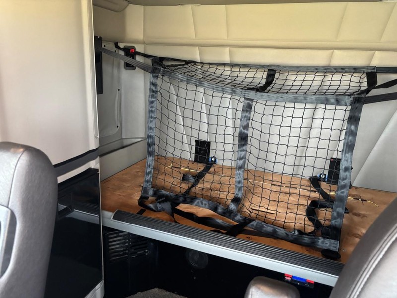 Peterbilt 579 Vehicle Full-screen Gallery Image 06