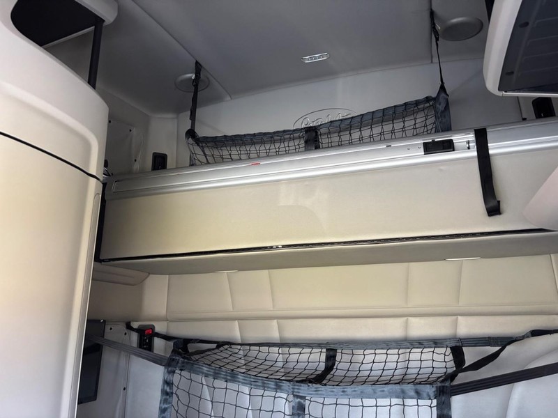 Peterbilt 579 Vehicle Full-screen Gallery Image 07