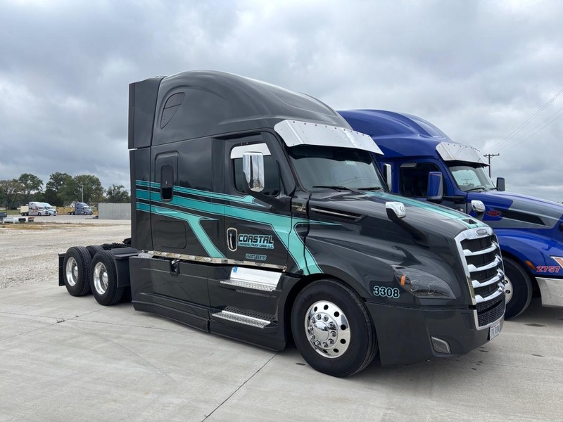 Freightliner CASCADIA Vehicle Full-screen Gallery Image 01