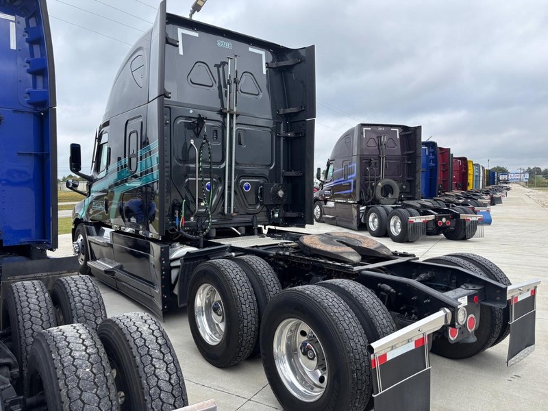 Freightliner CASCADIA Vehicle Full-screen Gallery Image 02