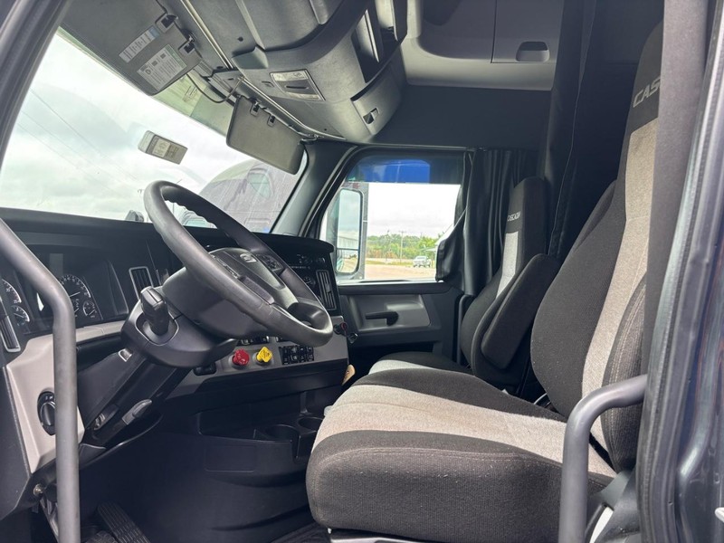 Freightliner CASCADIA Vehicle Full-screen Gallery Image 03