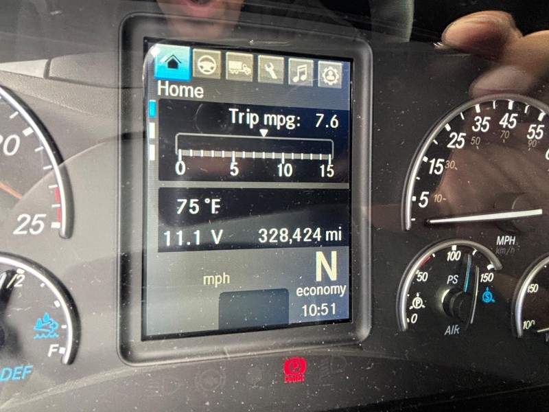 Freightliner CASCADIA Vehicle Full-screen Gallery Image 05