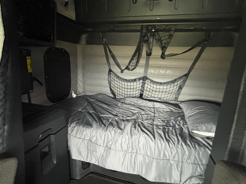 Freightliner CASCADIA Vehicle Full-screen Gallery Image 06