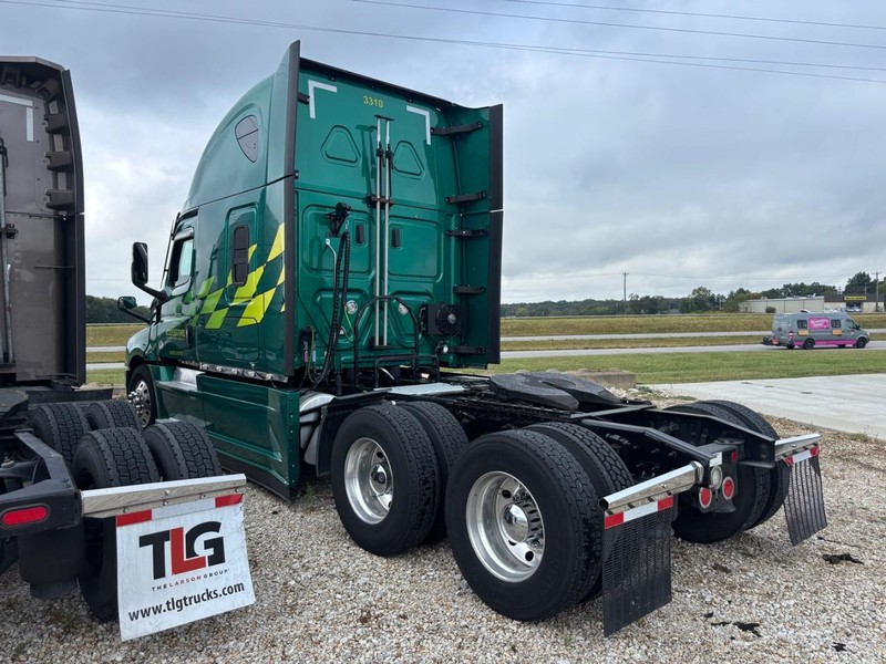 Freightliner CASCADIA Vehicle Full-screen Gallery Image 02