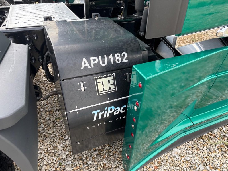 Freightliner CASCADIA Vehicle Full-screen Gallery Image 03