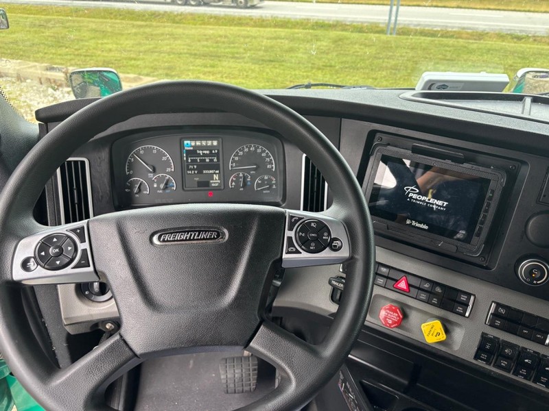 Freightliner CASCADIA Vehicle Full-screen Gallery Image 04