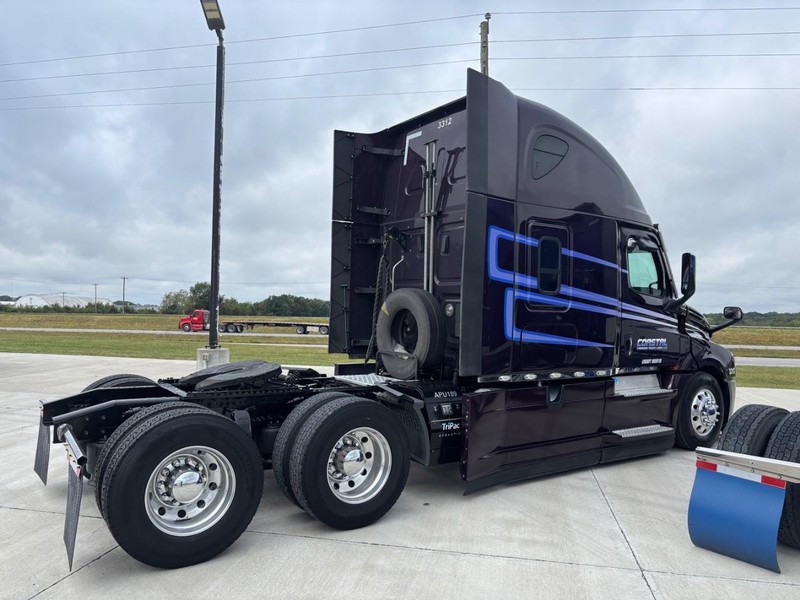 Freightliner CASCADIA Vehicle Full-screen Gallery Image 02