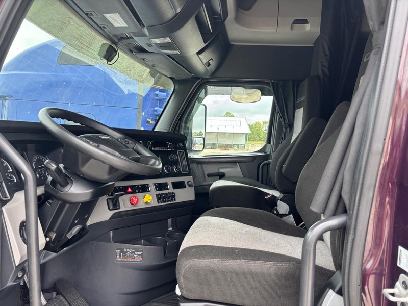 Freightliner CASCADIA Vehicle Full-screen Gallery Image 03