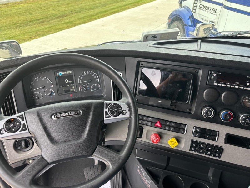 Freightliner CASCADIA Vehicle Full-screen Gallery Image 04