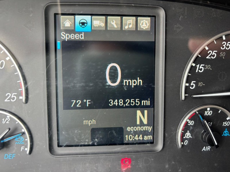 Freightliner CASCADIA Vehicle Full-screen Gallery Image 05