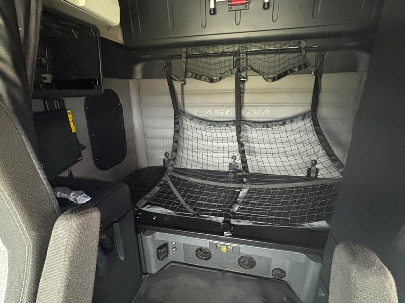 Freightliner CASCADIA Vehicle Full-screen Gallery Image 06