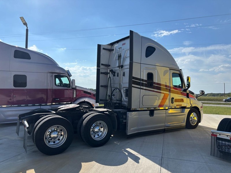 Freightliner CASCADIA Vehicle Full-screen Gallery Image 02