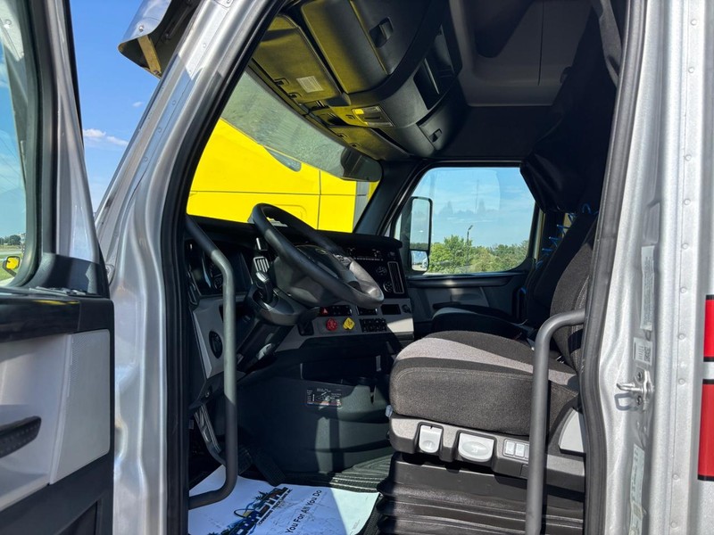 Freightliner CASCADIA Vehicle Full-screen Gallery Image 03