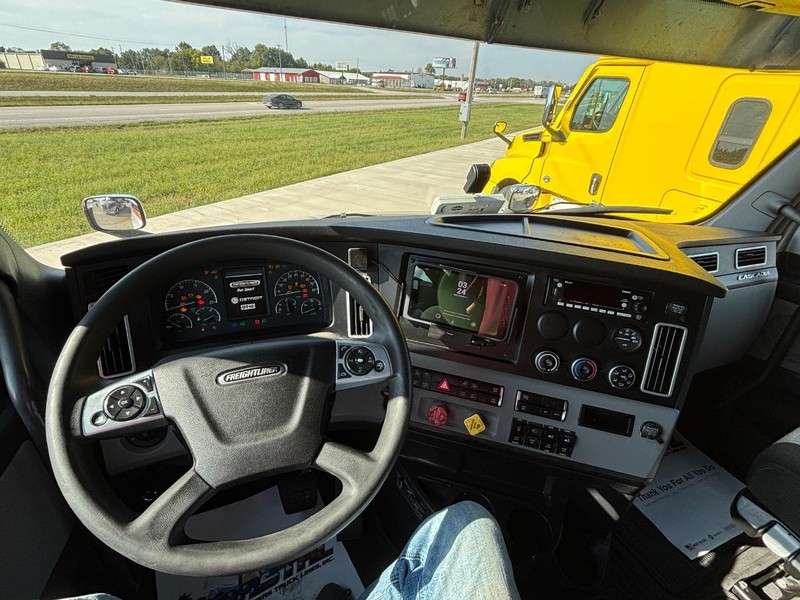 Freightliner CASCADIA Vehicle Full-screen Gallery Image 04