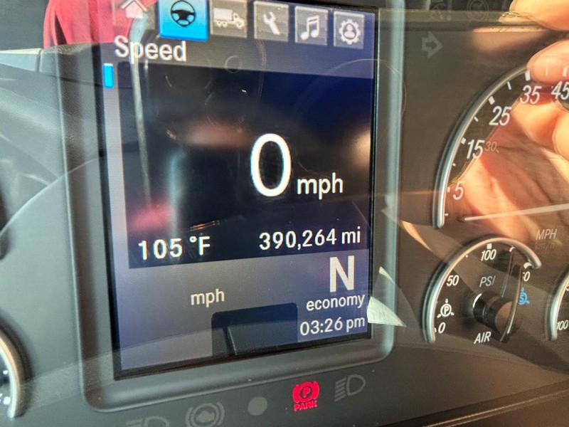 Freightliner CASCADIA Vehicle Full-screen Gallery Image 05