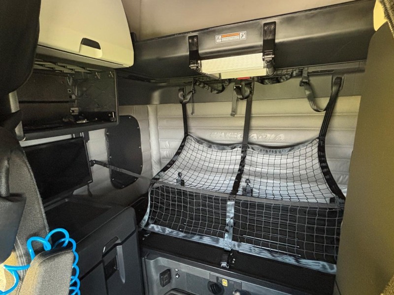 Freightliner CASCADIA Vehicle Full-screen Gallery Image 06