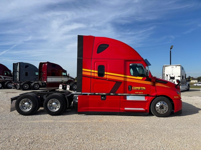 Freightliner CASCADIA Vehicle Full-screen Gallery Image 01