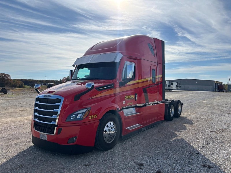 Freightliner CASCADIA Vehicle Full-screen Gallery Image 02