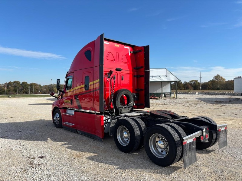 Freightliner CASCADIA Vehicle Full-screen Gallery Image 03