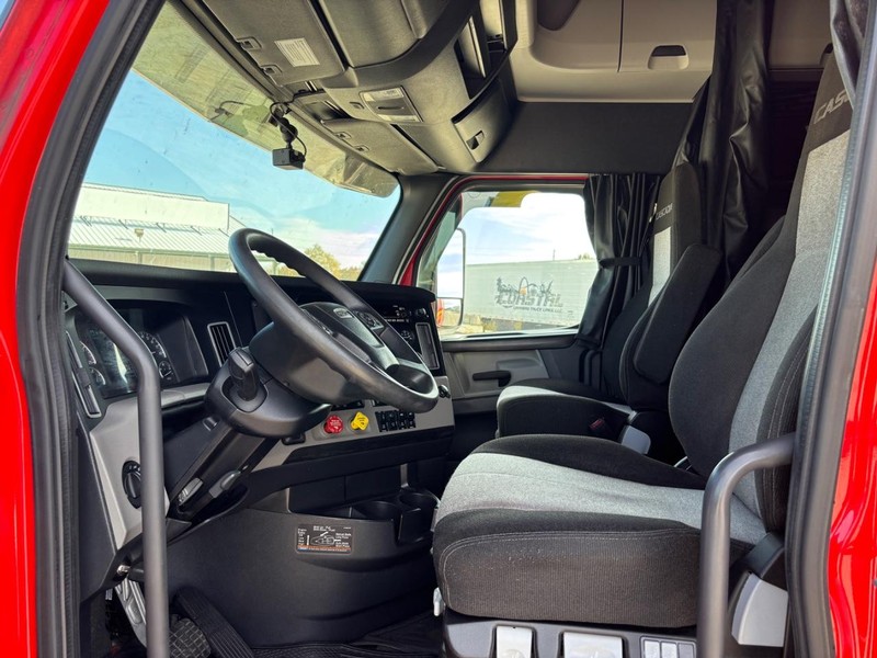 Freightliner CASCADIA Vehicle Full-screen Gallery Image 04