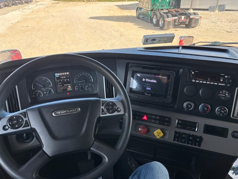 Freightliner CASCADIA Vehicle Full-screen Gallery Image 05