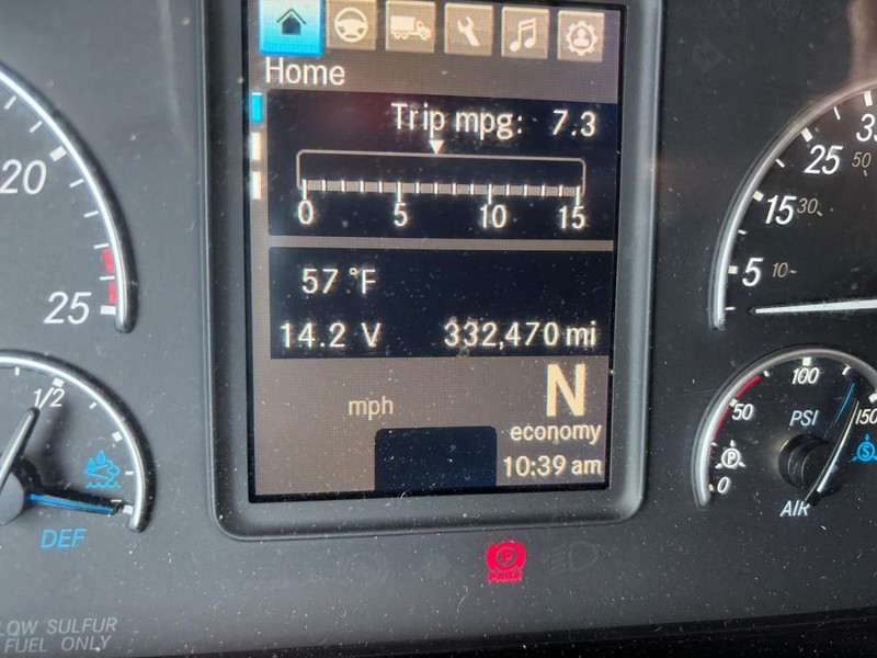 Freightliner CASCADIA Vehicle Full-screen Gallery Image 06