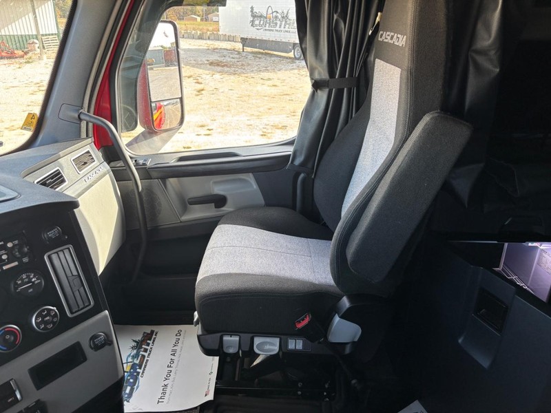 Freightliner CASCADIA Vehicle Full-screen Gallery Image 07