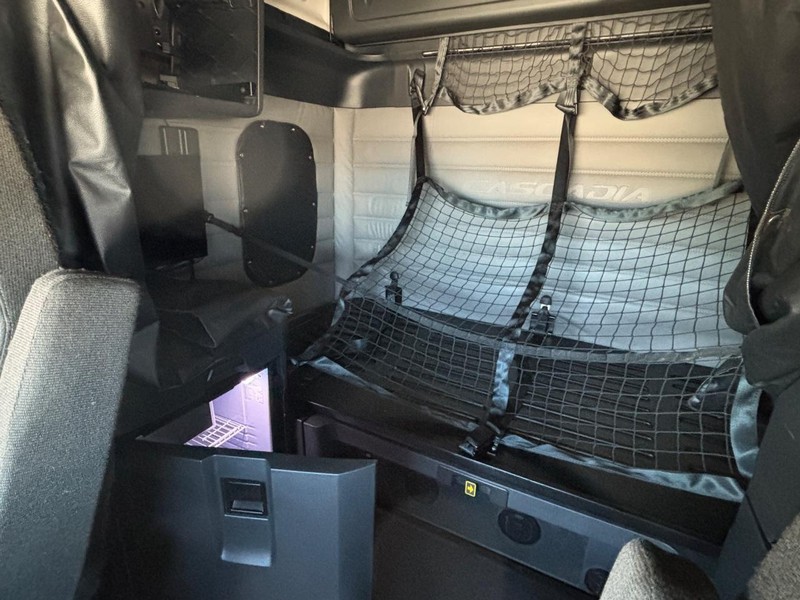 Freightliner CASCADIA Vehicle Full-screen Gallery Image 08