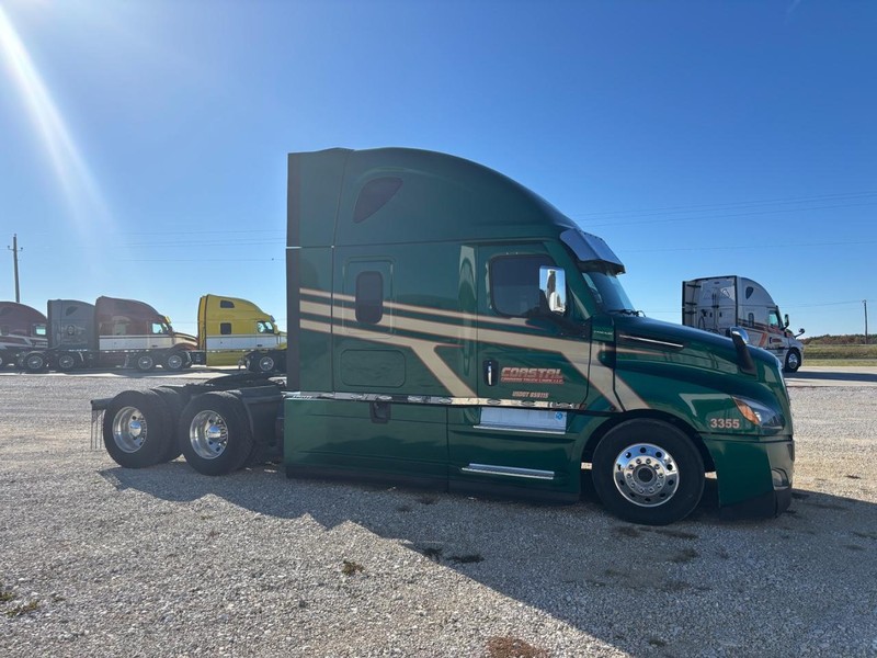 Freightliner CASCADIA Vehicle Full-screen Gallery Image 02