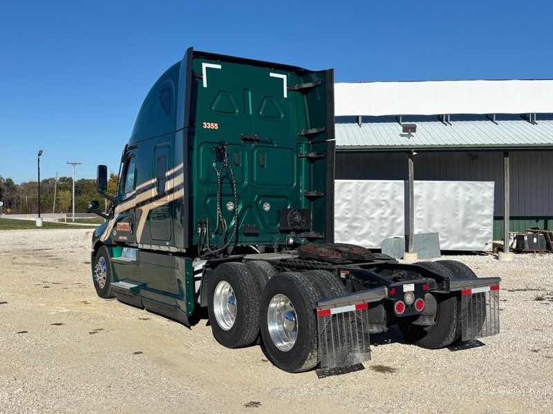 Freightliner CASCADIA Vehicle Full-screen Gallery Image 03