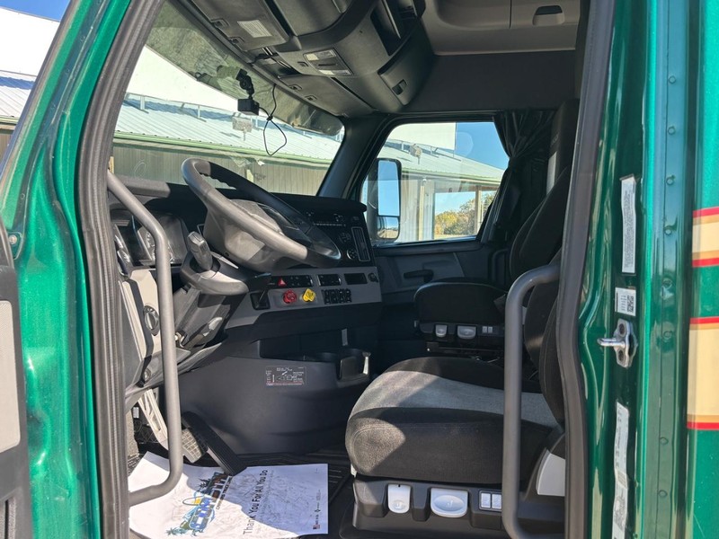 Freightliner CASCADIA Vehicle Full-screen Gallery Image 04