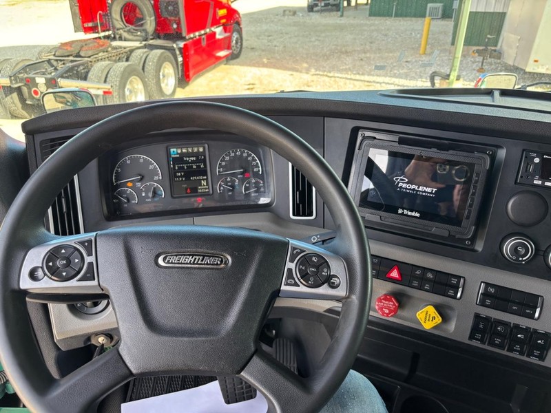 Freightliner CASCADIA Vehicle Full-screen Gallery Image 05