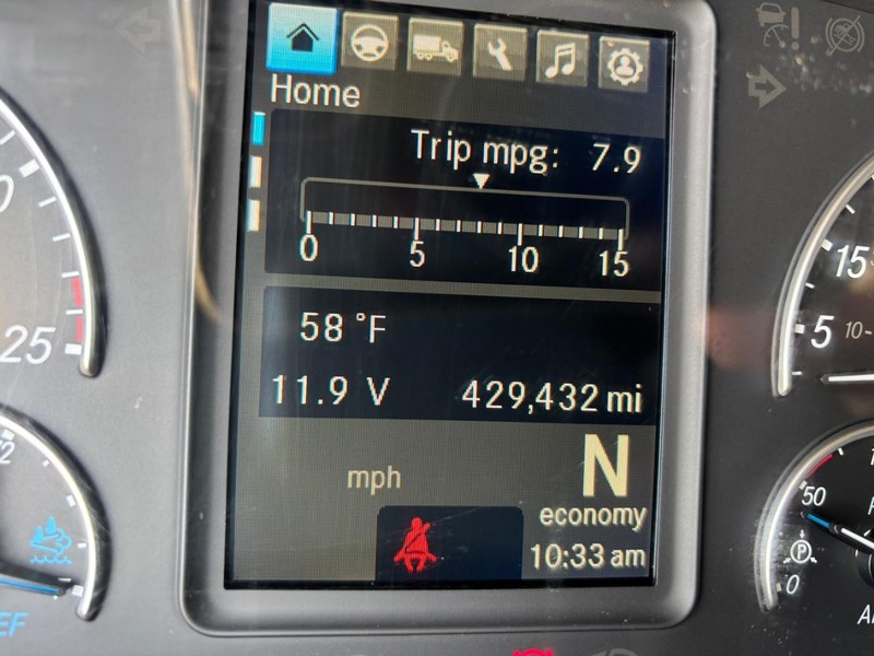 Freightliner CASCADIA Vehicle Full-screen Gallery Image 06