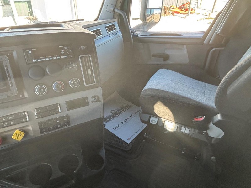 Freightliner CASCADIA Vehicle Full-screen Gallery Image 07