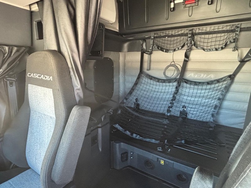 Freightliner CASCADIA Vehicle Full-screen Gallery Image 08