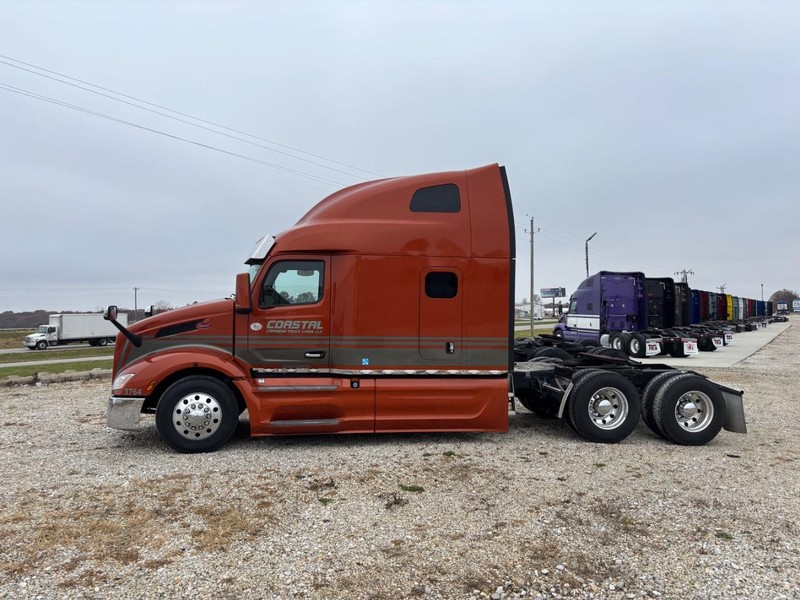 Peterbilt 579 Vehicle Full-screen Gallery Image 01