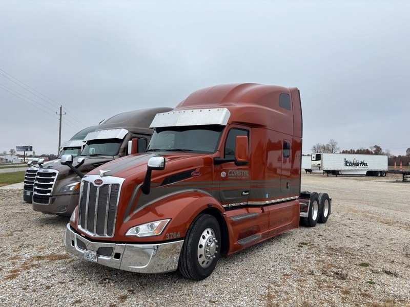 Peterbilt 579 Vehicle Full-screen Gallery Image 02