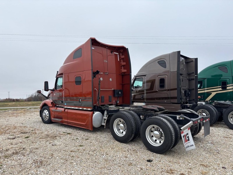 Peterbilt 579 Vehicle Full-screen Gallery Image 03